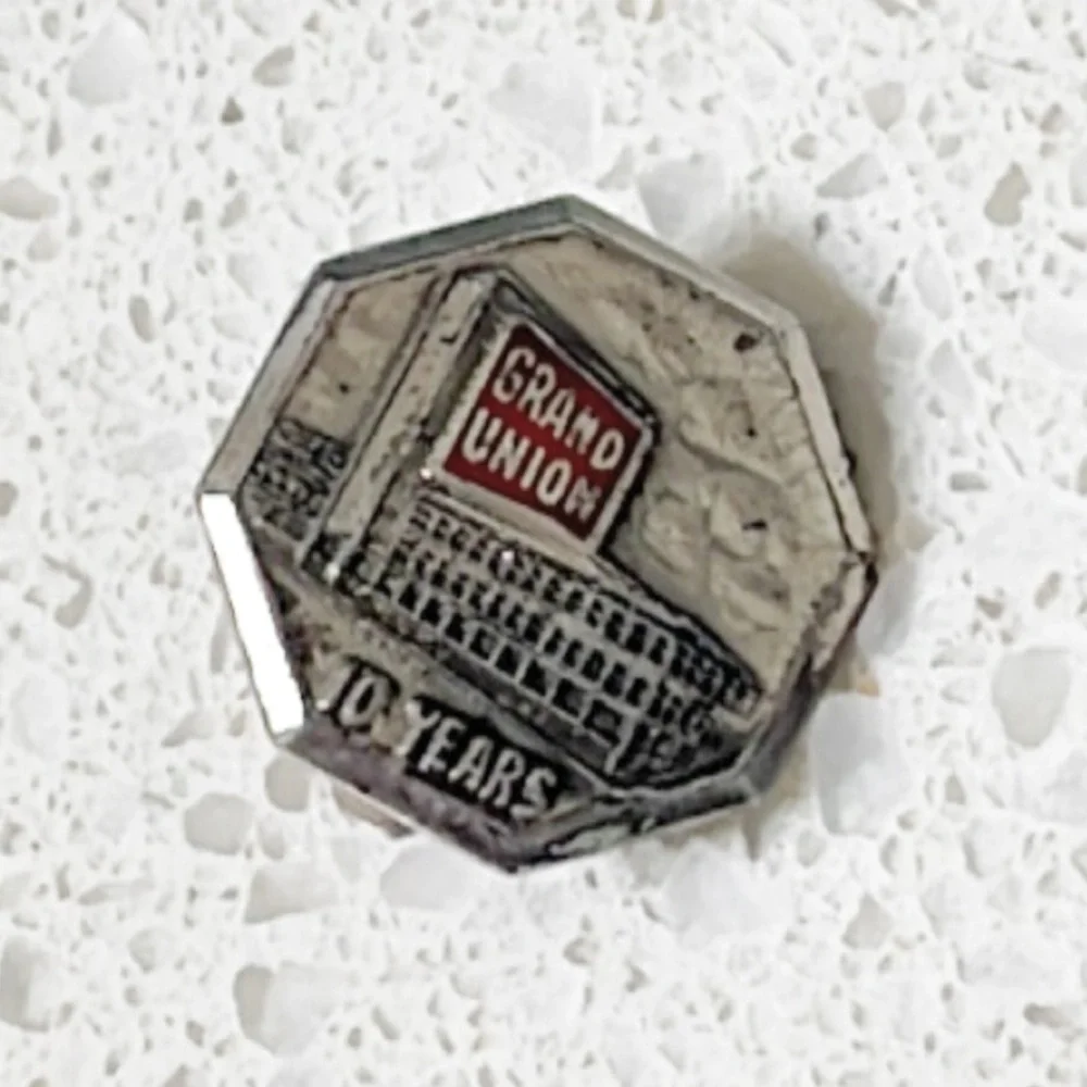 Vintage sterling silver Grand Union 10 year collectible lapel pin